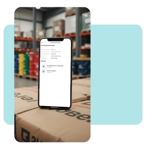Smartphone sobre una caja de despacho mostrando el resumen detallado de un pedido de gran escala listo para entrega.