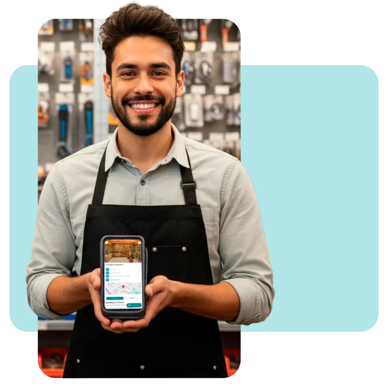 Dueño de ferretería mostrando la interfaz de la app móvil para clientes donde pueden ver catálogo y precios.