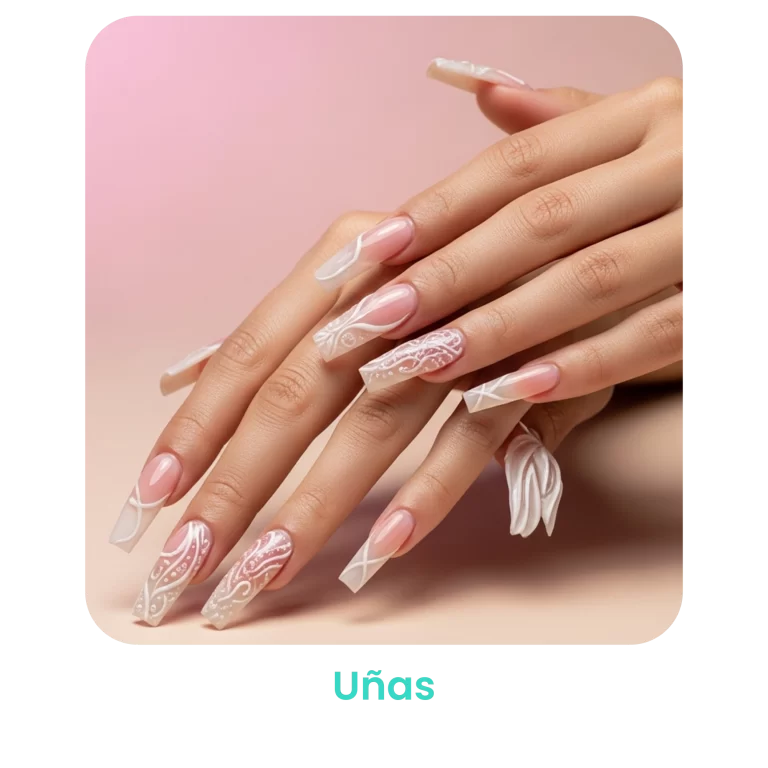 Manos con uñas largas decoradas con diseño artístico, representando los servicios de manicura y spa de uñas.