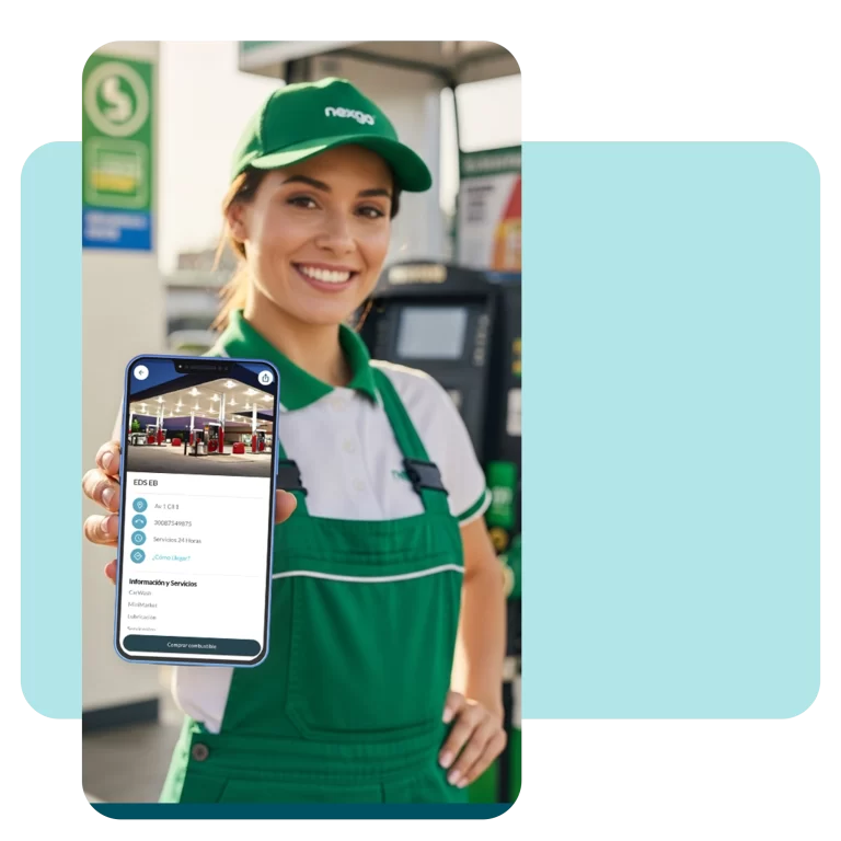 Colaboradora de una estación de servicio sonriente, sosteniendo un smartphone que muestra la interfaz de la app corporativa de Zencillo Revolution para clientes y flotas.