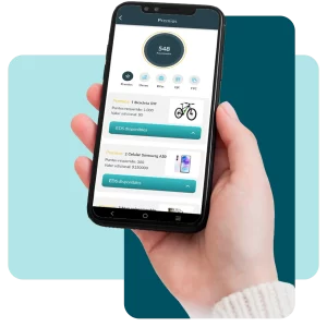 Mano sosteniendo un celular con la sección de premios y puntos acumulados, permitiendo gestionar reglas y campañas corporativas unificadas.