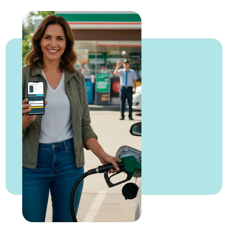 Cliente sonriente en una estación de servicio mostrando la app móvil mientras tanquea su vehículo, representando la frecuencia de visita y compra.