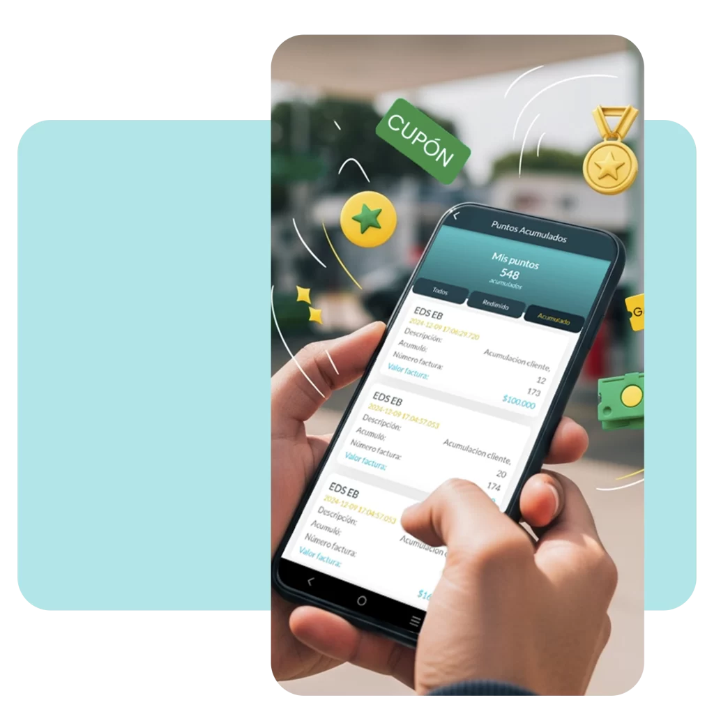 Mano de un conductor sosteniendo un smartphone que muestra el historial de puntos acumulados y cupones disponibles en la app de la estación de servicio.