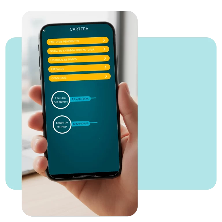 Mano sosteniendo un smartphone con la pantalla de "Cartera" de la app Zencillo Revolution, mostrando facturas pendientes, notas de entrega y consumos de una flota vehicular.