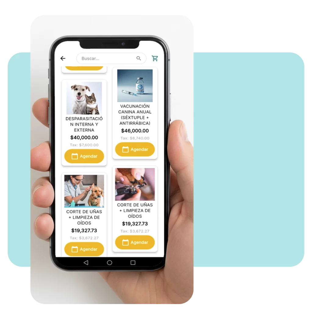 Mano sosteniendo un smartphone que muestra la app personalizada de Zencillo Revolution para Pet Shops con servicios de desparasitación, vacunación canina y corte de uñas.