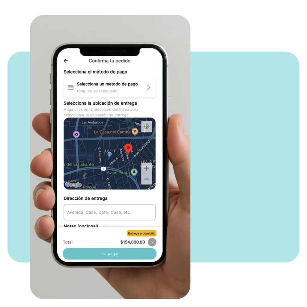 Mano sosteniendo un smartphone que muestra la pantalla de confirmación de pedido con mapa de entrega y opción de pago para clientes de Pet Shop.